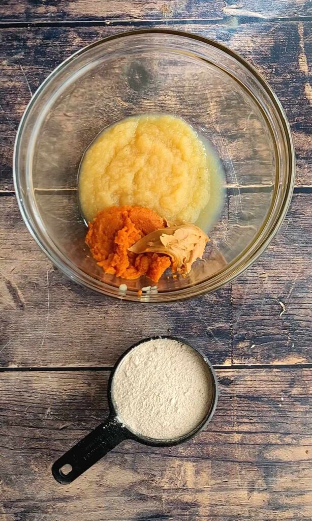 ingredients to make pumpkin dog treats